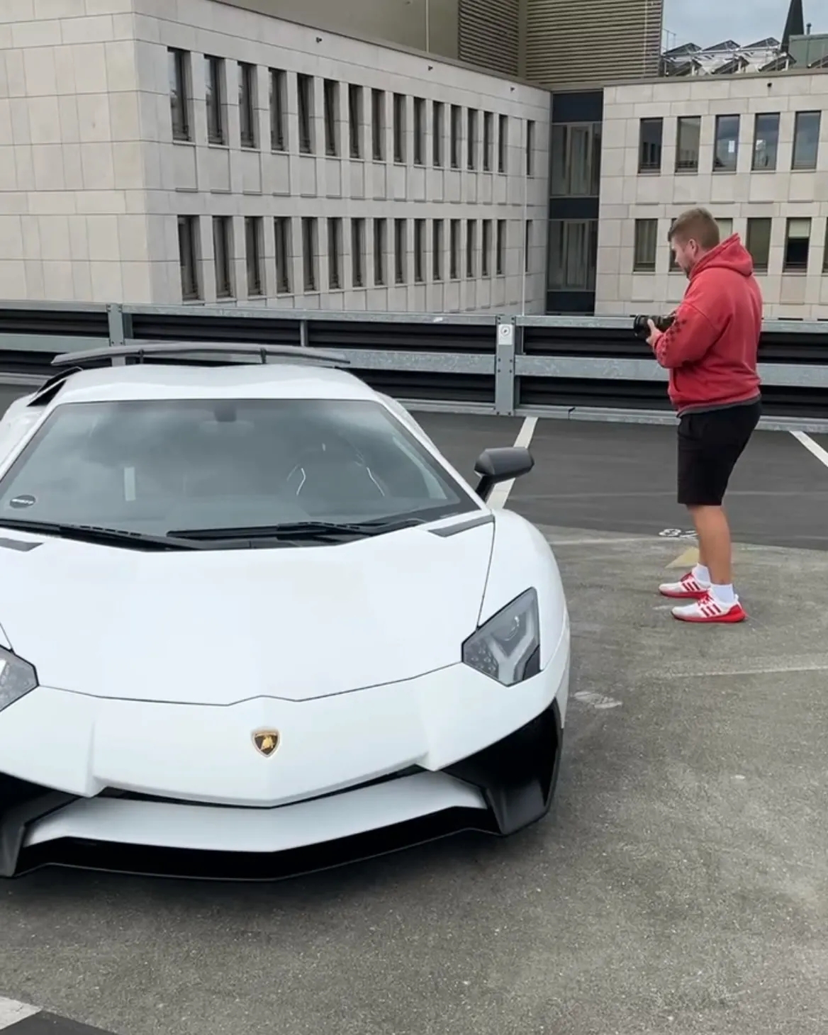 Dreh auf dem Parkdeck: Aufnahme des weißen Aventador von vorne