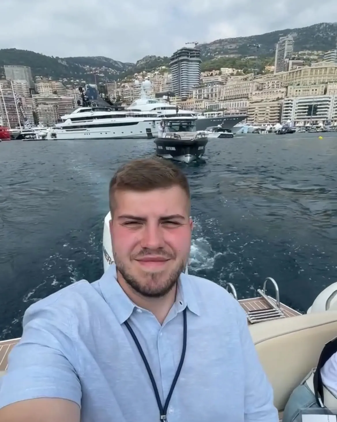 Auf dem Boot im Hafen von Monaco, im Hintergrund Skyline und Superyachten