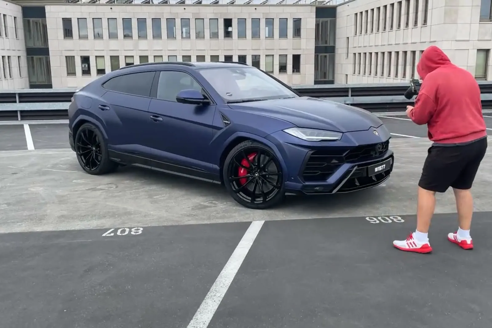 Dreh mit Kamera an der Front des Urus auf dem Parkdeck