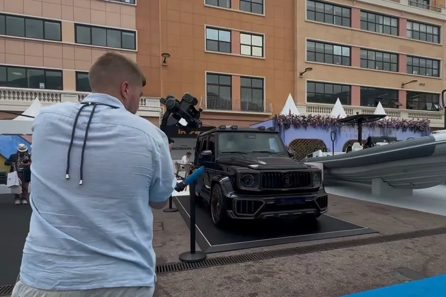 Dreh mit Gimbal vor der G-Klasse am Stand auf der Monaco Yacht Show