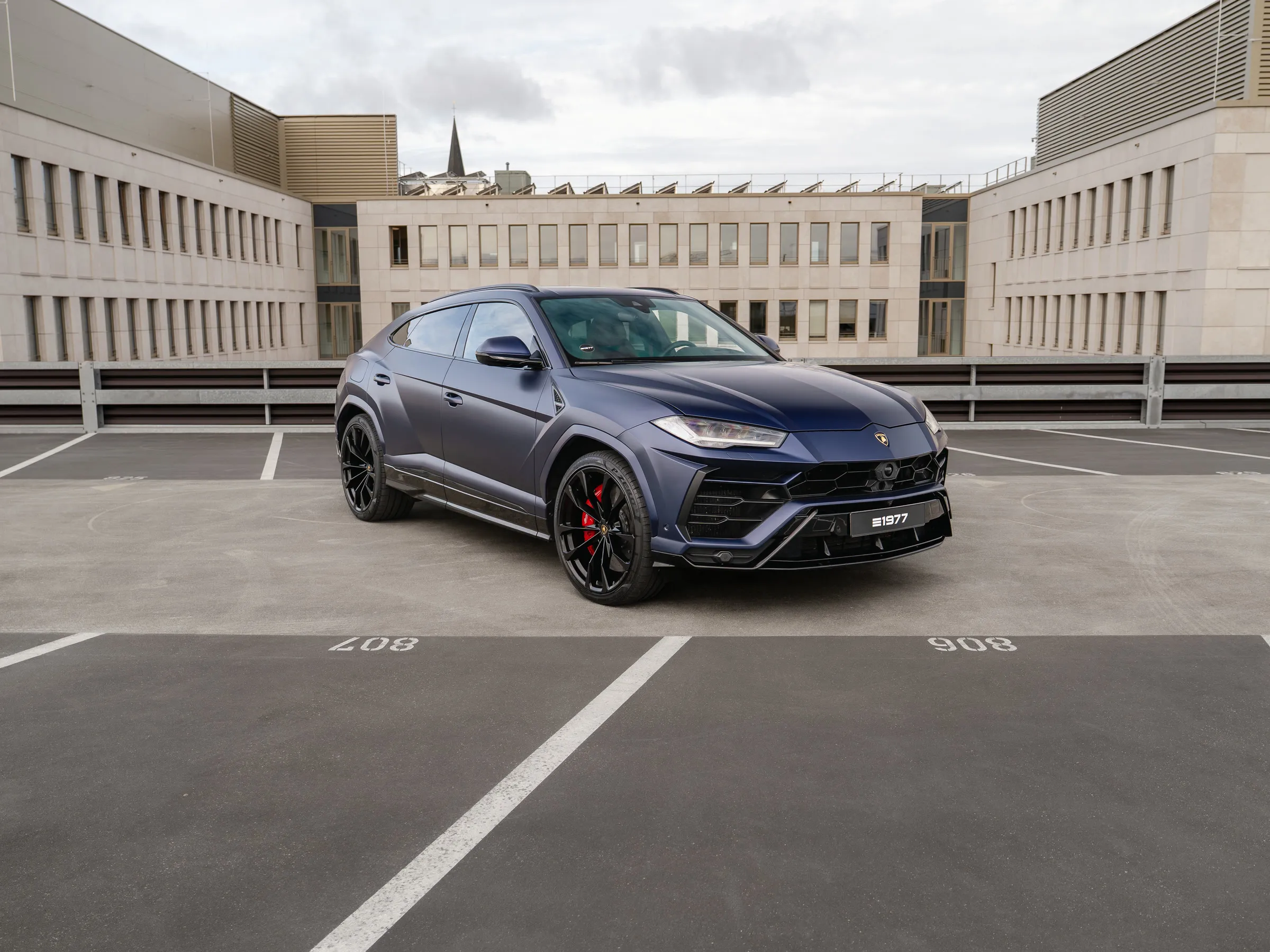 Inseratsfoto: Lamborghini Urus in Mattblau von schräg vorn auf dem Parkdeck in Dortmund
