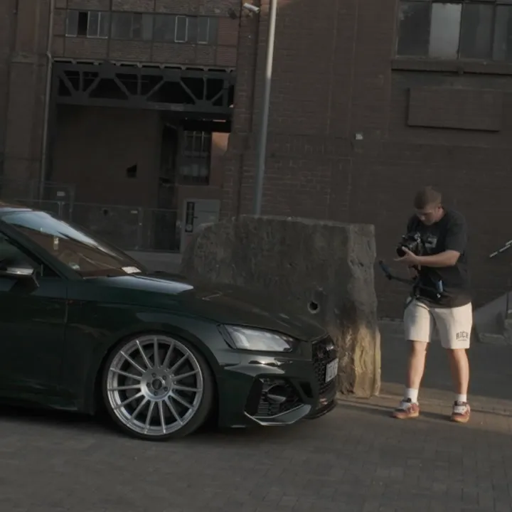 Dreh mit Gimbal neben der Front des Audi RS5 vor den Backsteinhallen der Zeche Ewald