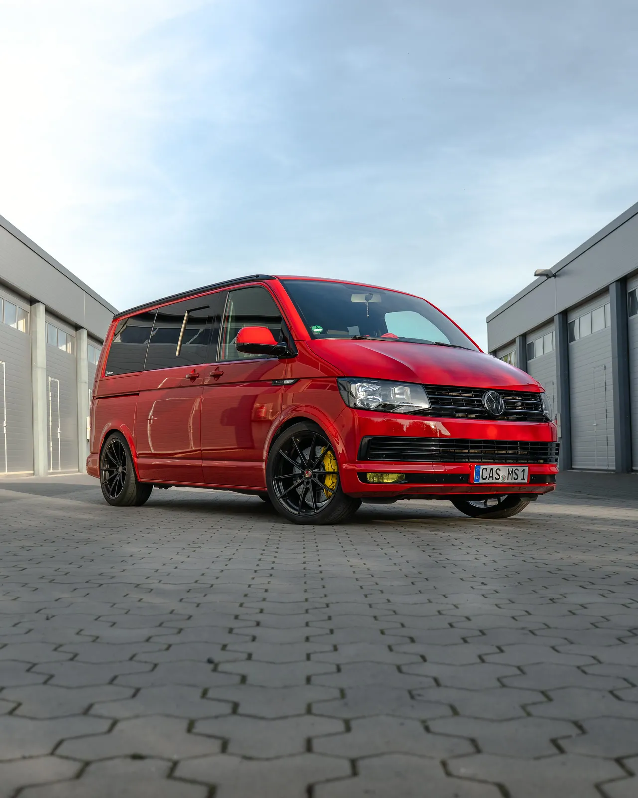 Der rote VW T6.1 von Sorento Campers vor den Hallen