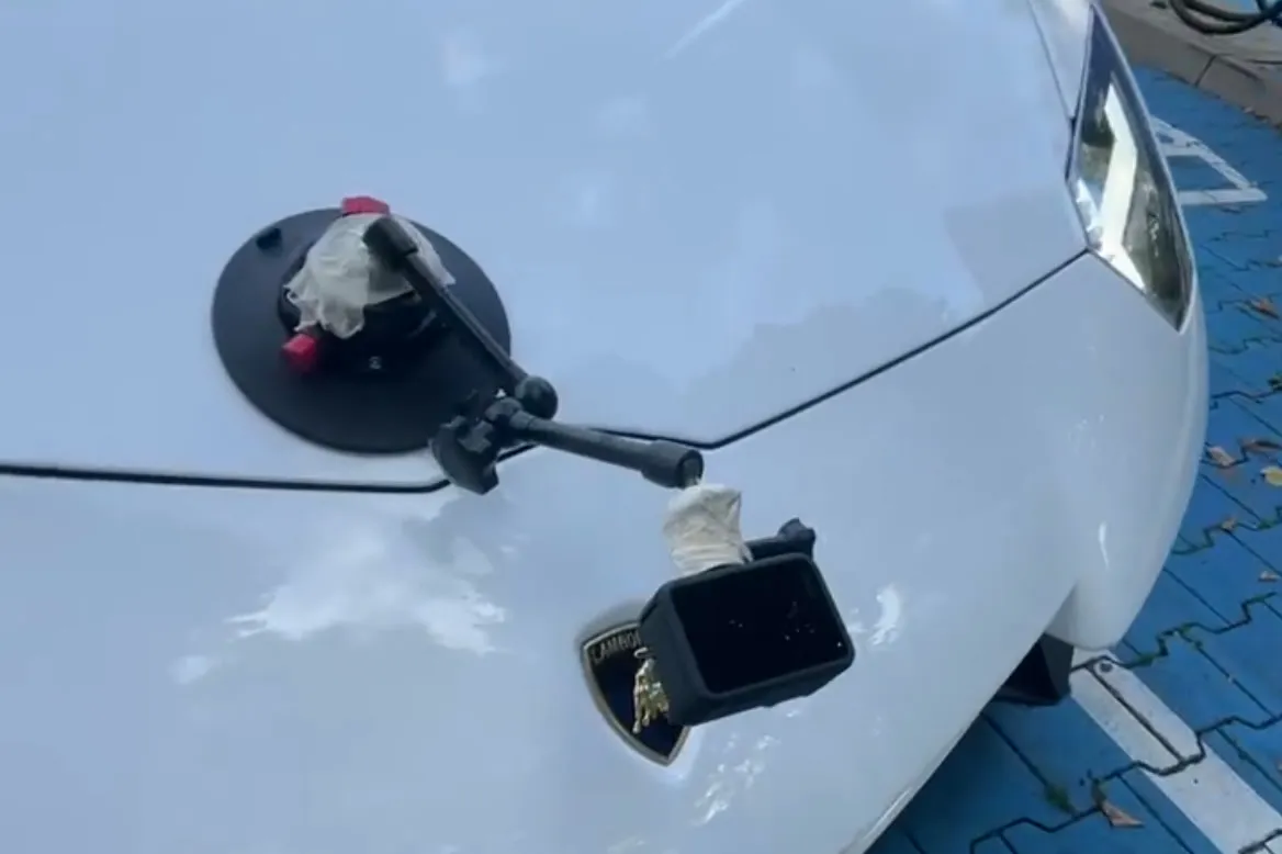 Action-Cam mit Saugnapf-Halterung am Lamborghini-Emblem