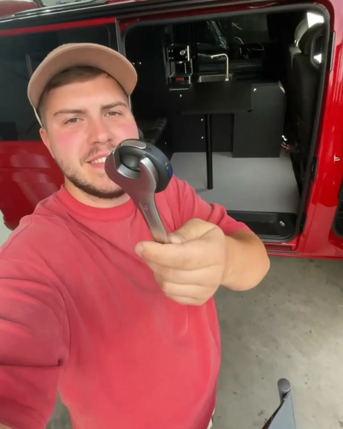 Selfie mit dem Gimbal vor dem geöffneten Camper