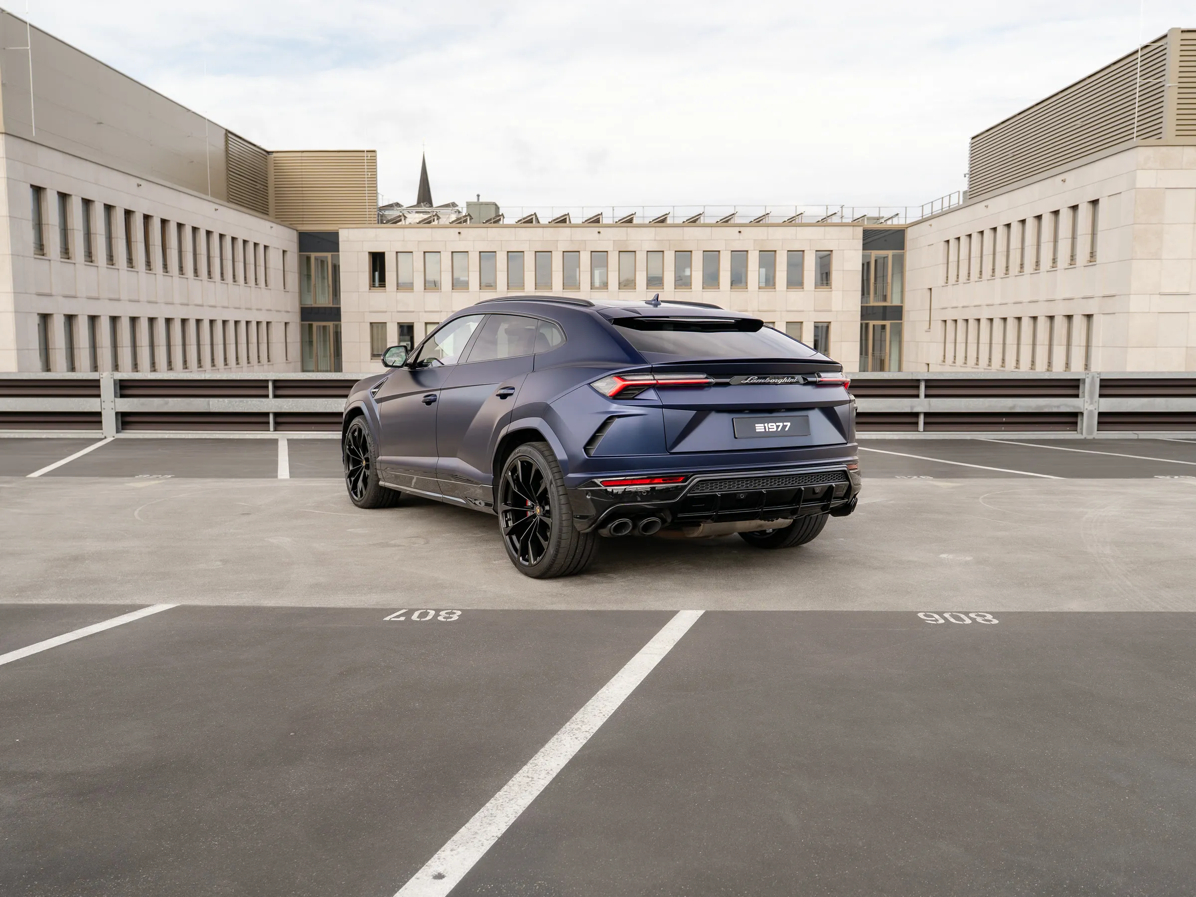 Inseratsfoto: Lamborghini Urus von schräg hinten