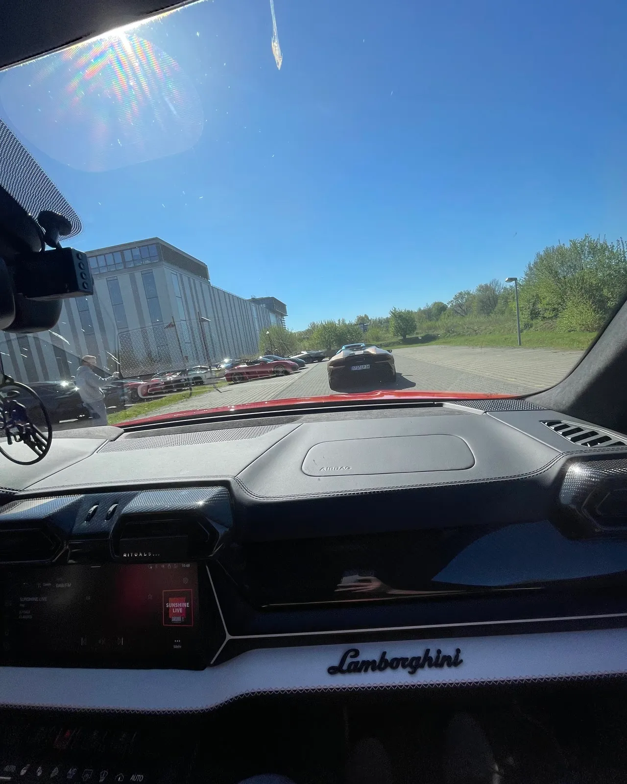Blick aus dem Lamborghini Urus auf die Kolonne der Sportwagen
