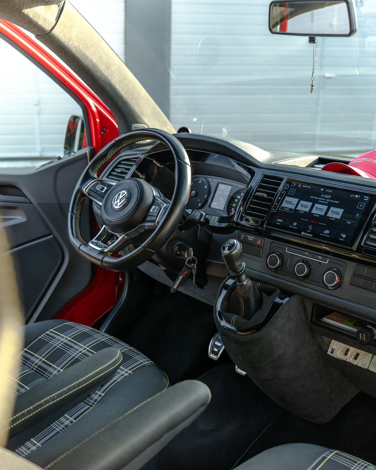 Cockpit des T6.1 mit karierten Sitzen