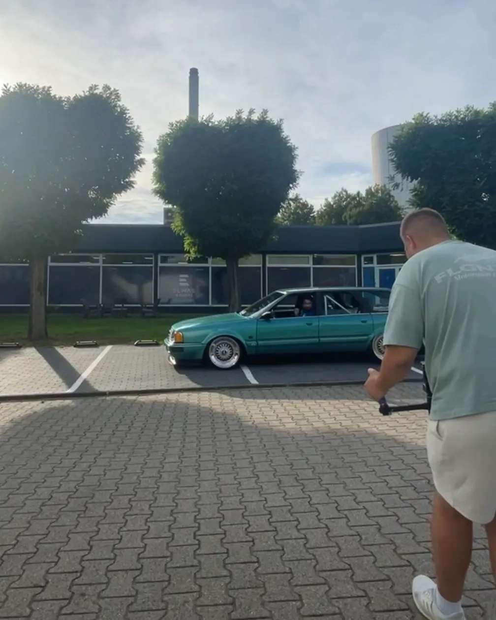 Dreh mit Gimbal: der Audi fährt für die Einstiegsszene vor