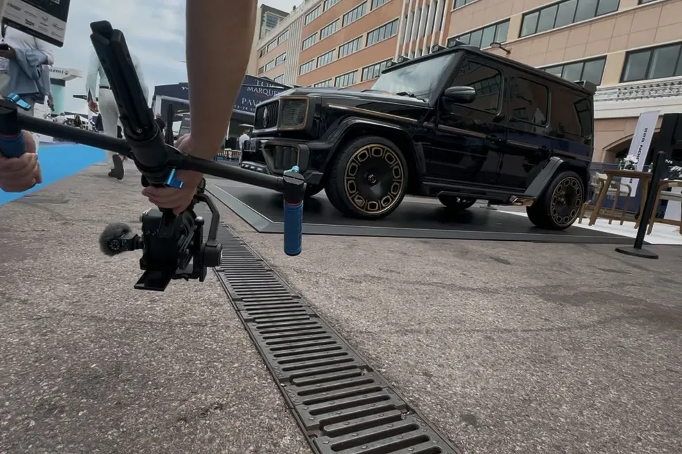 Gimbal knapp über dem Boden, im Hintergrund die G-Klasse