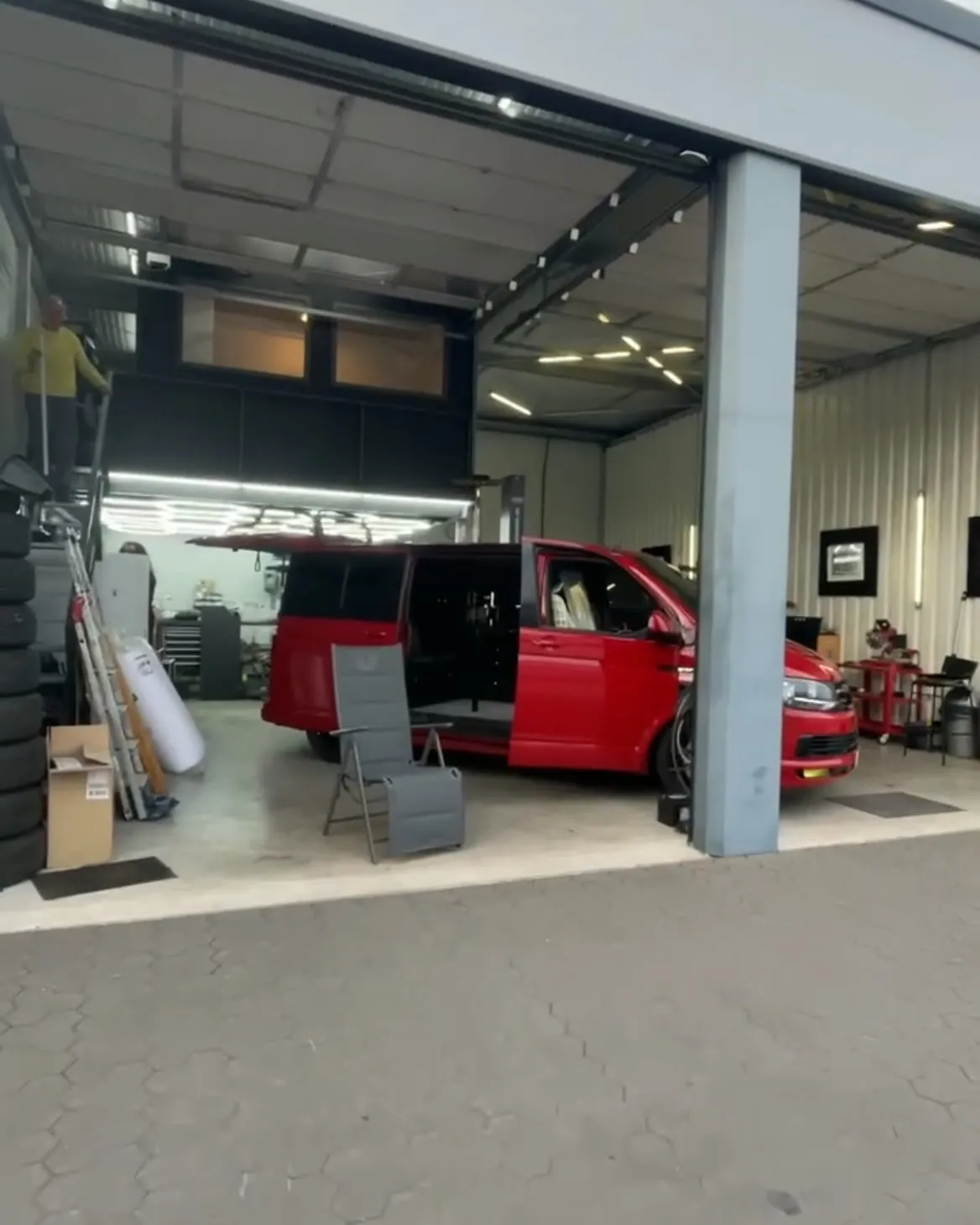 Der rote T6.1 in der Halle von Sorento Campers