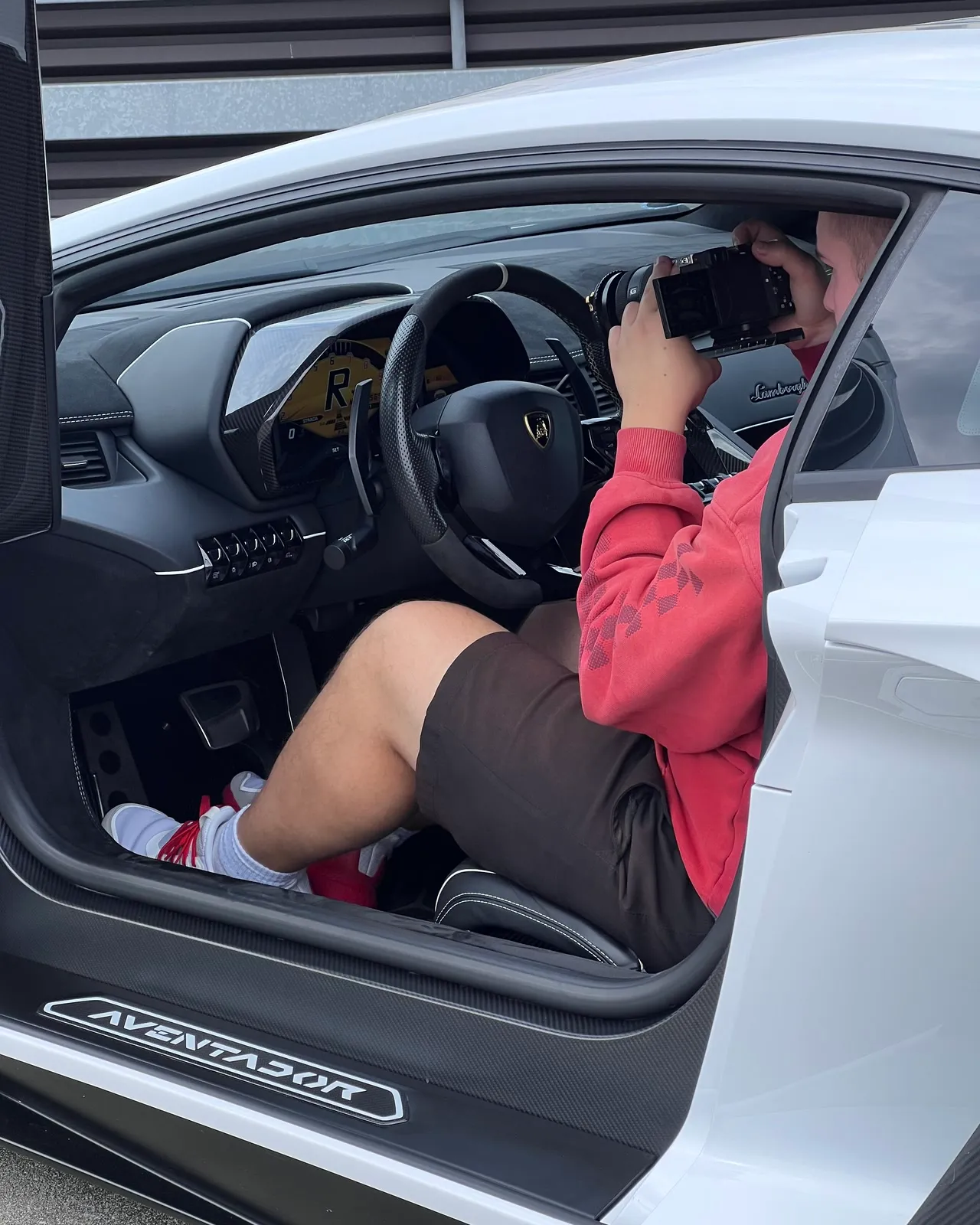 Fotografieren aus der geöffneten Scherentür des Aventador