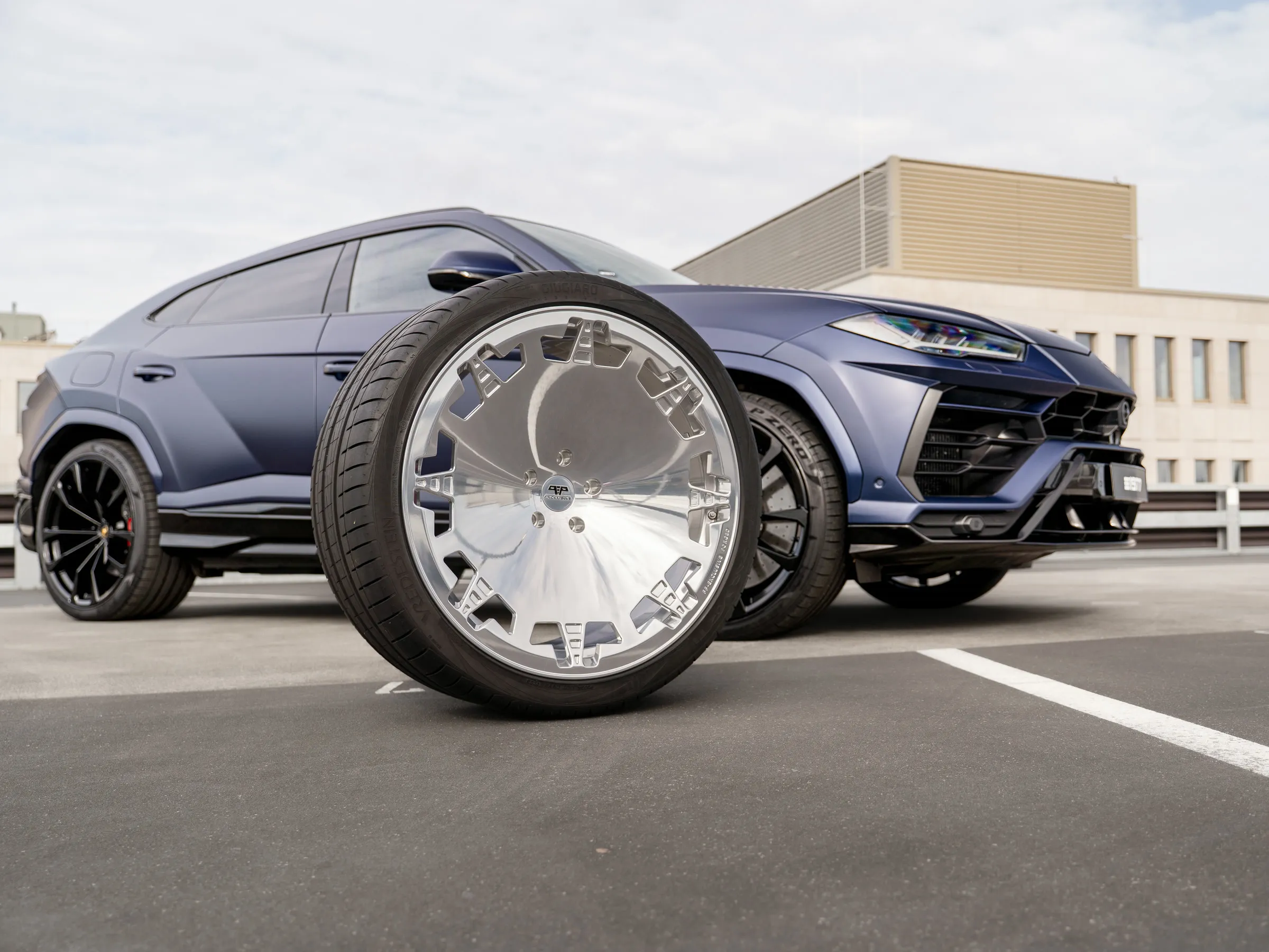 Inseratsfoto: Urus mit einer Felge im Vordergrund