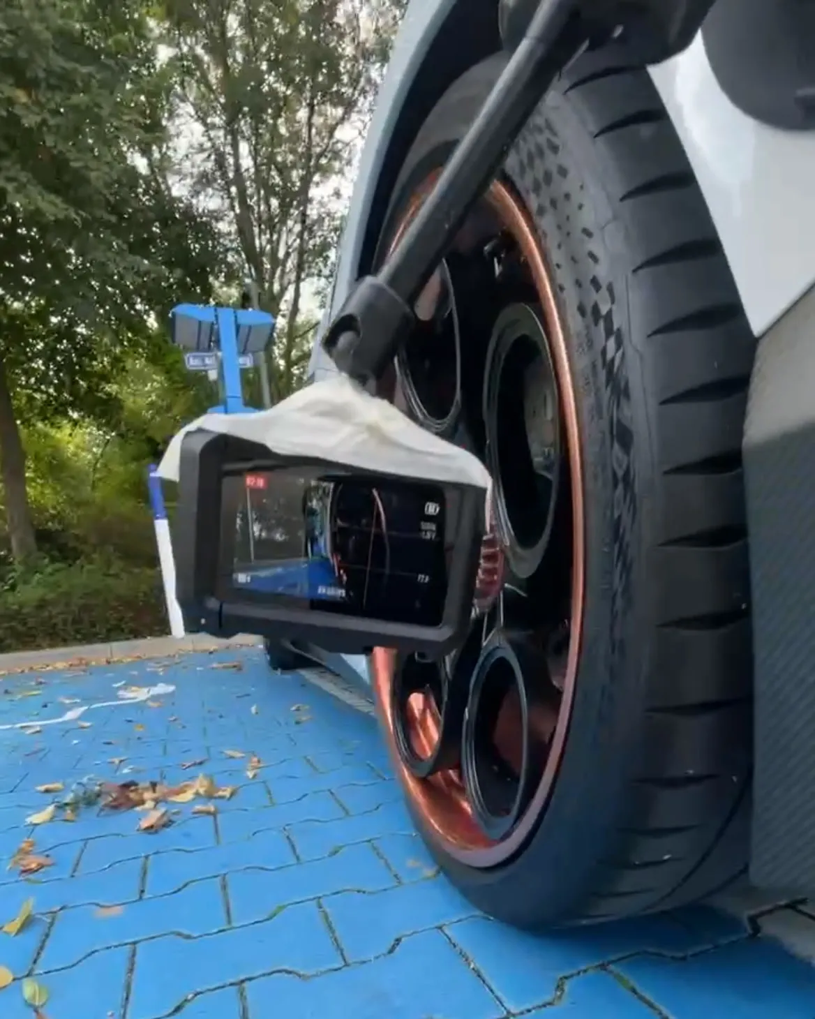Kamera an einem Arm direkt vor der Felge des Aventador