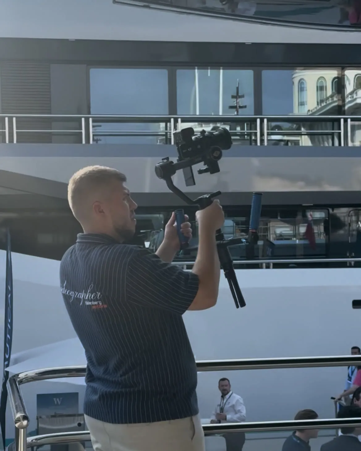 Dreh mit Gimbal an Deck, im Hintergrund weitere Yachten