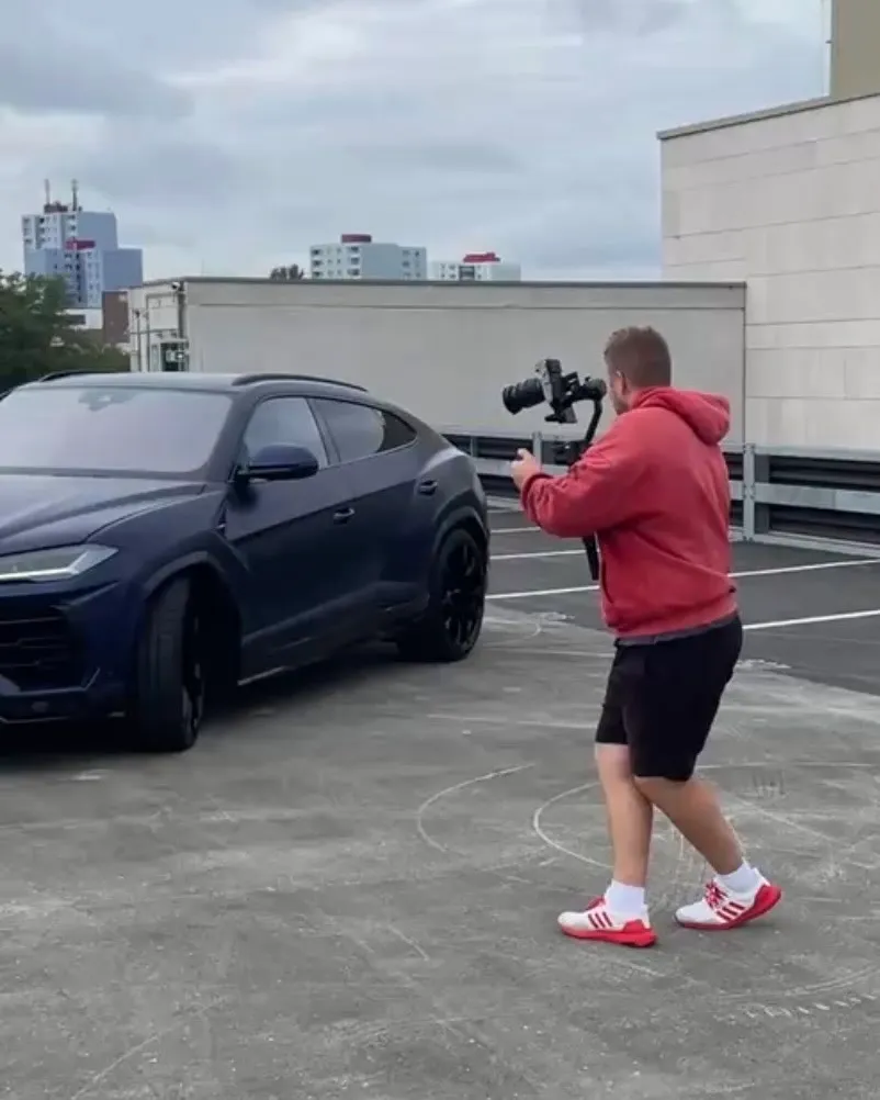 Kamerafahrt mit Gimbal neben dem Urus