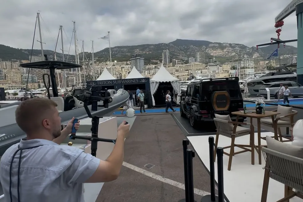 Dreh am Stand, im Hintergrund der Hafen von Monaco