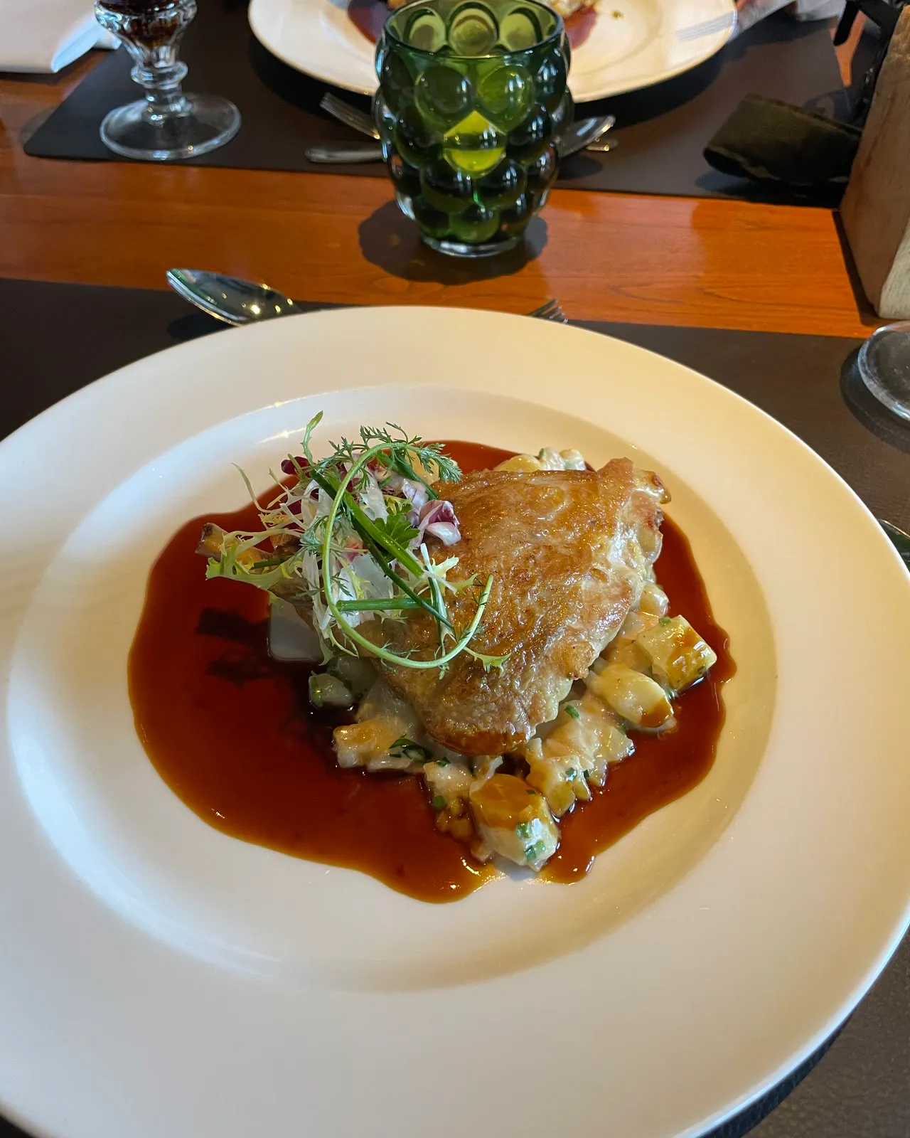 Essenspause im Restaurant: ein Teller mit Fisch und Kartoffeln
