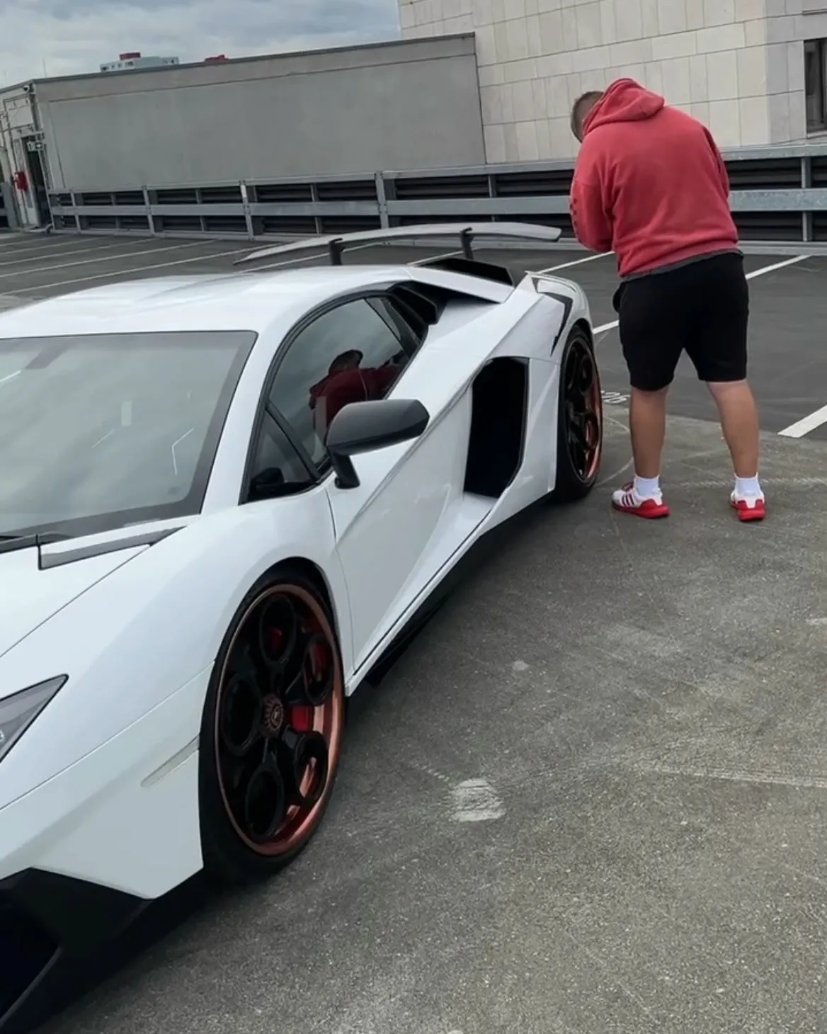 Vorbereitung am Aventador auf dem Parkdeck