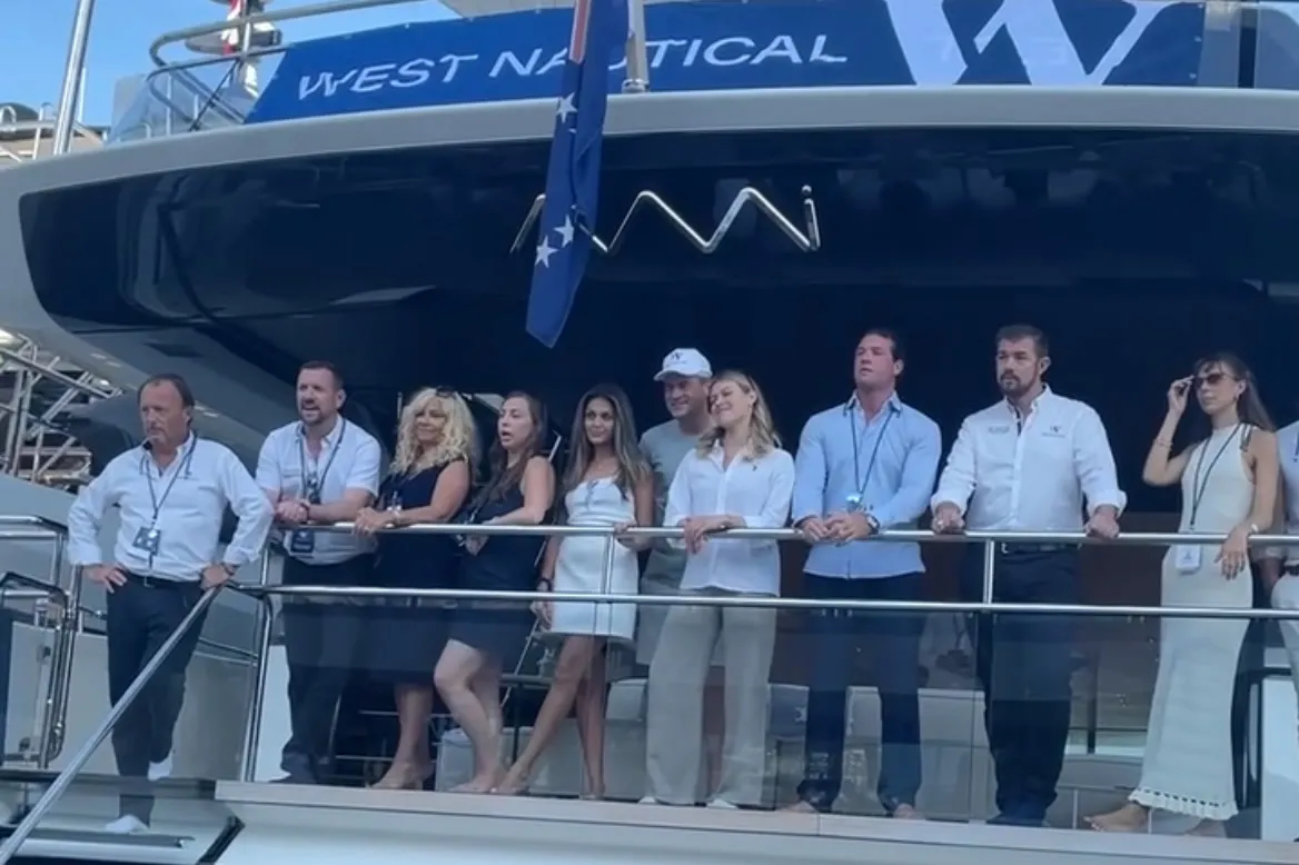 Das Team von West Nautical am Heck der Yacht