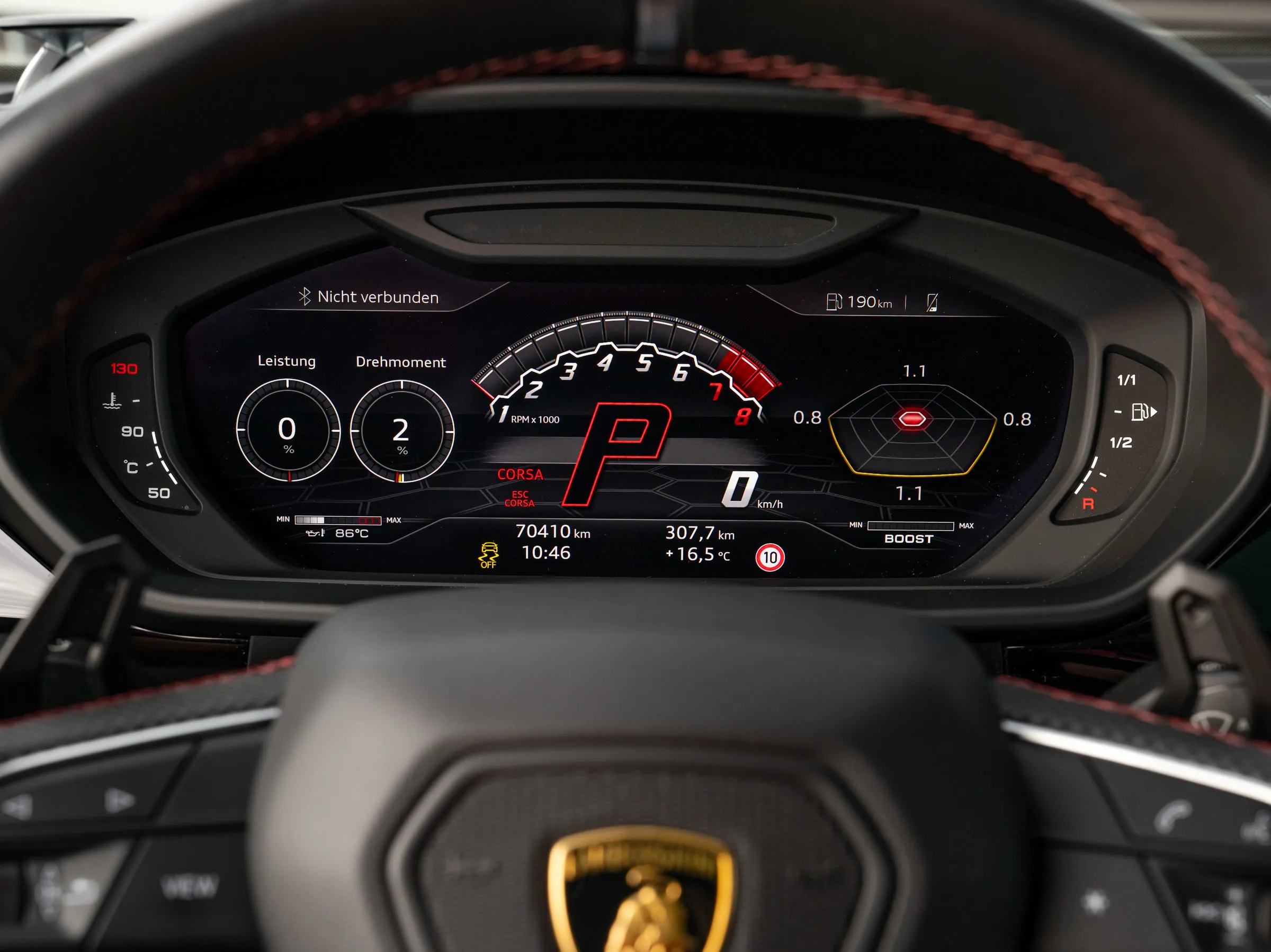 Inseratsfoto: Cockpit des Urus mit digitalem Tacho