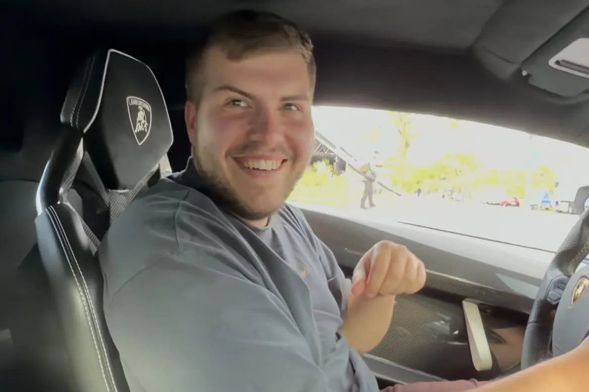 Blick aus dem Innenraum auf den Fahrer am Steuer des Aventador