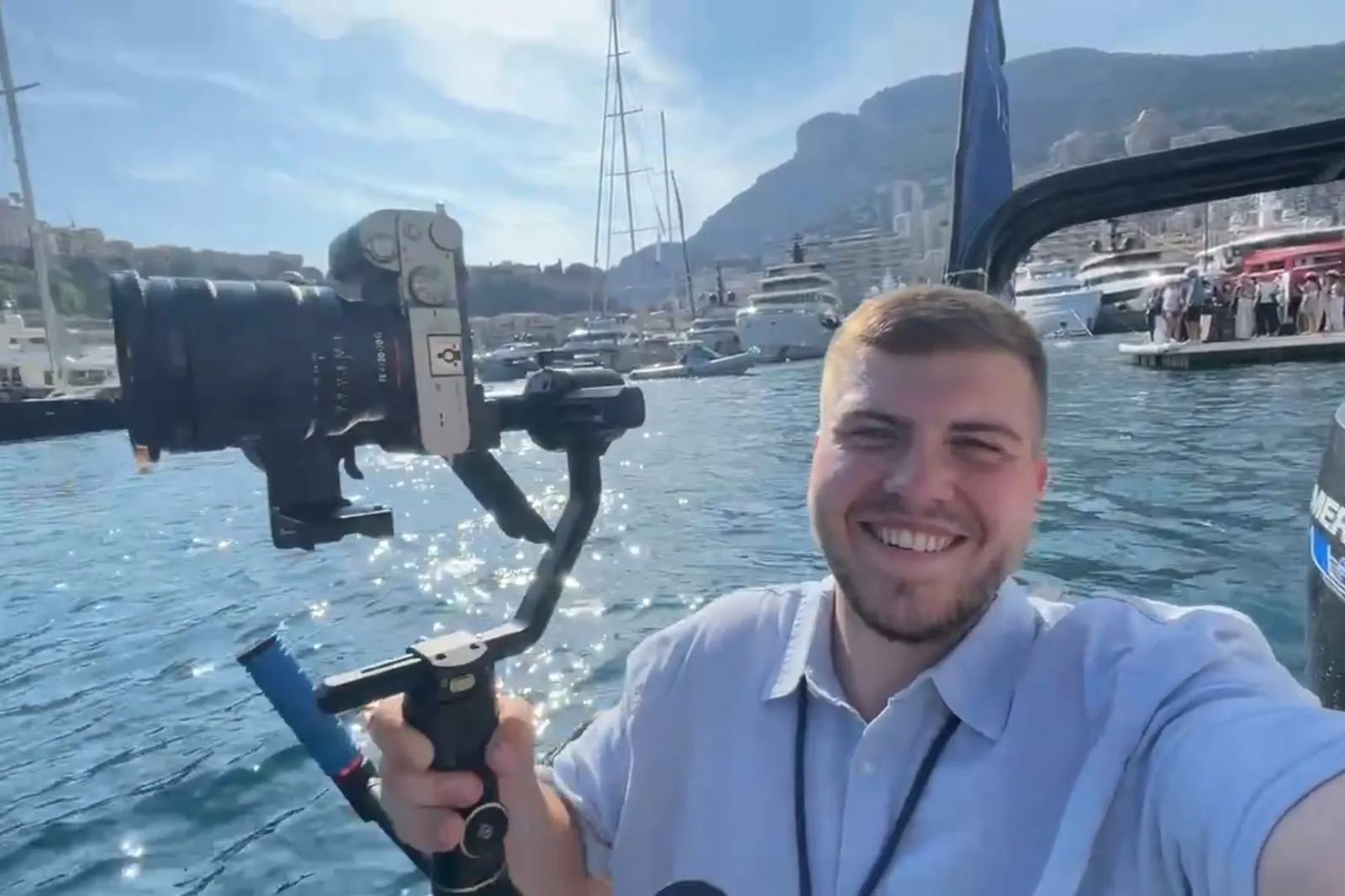 Selfie auf dem Wasser mit Kamera und Gimbal