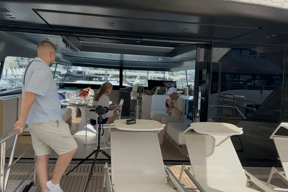 Blick in den Salon der Yacht