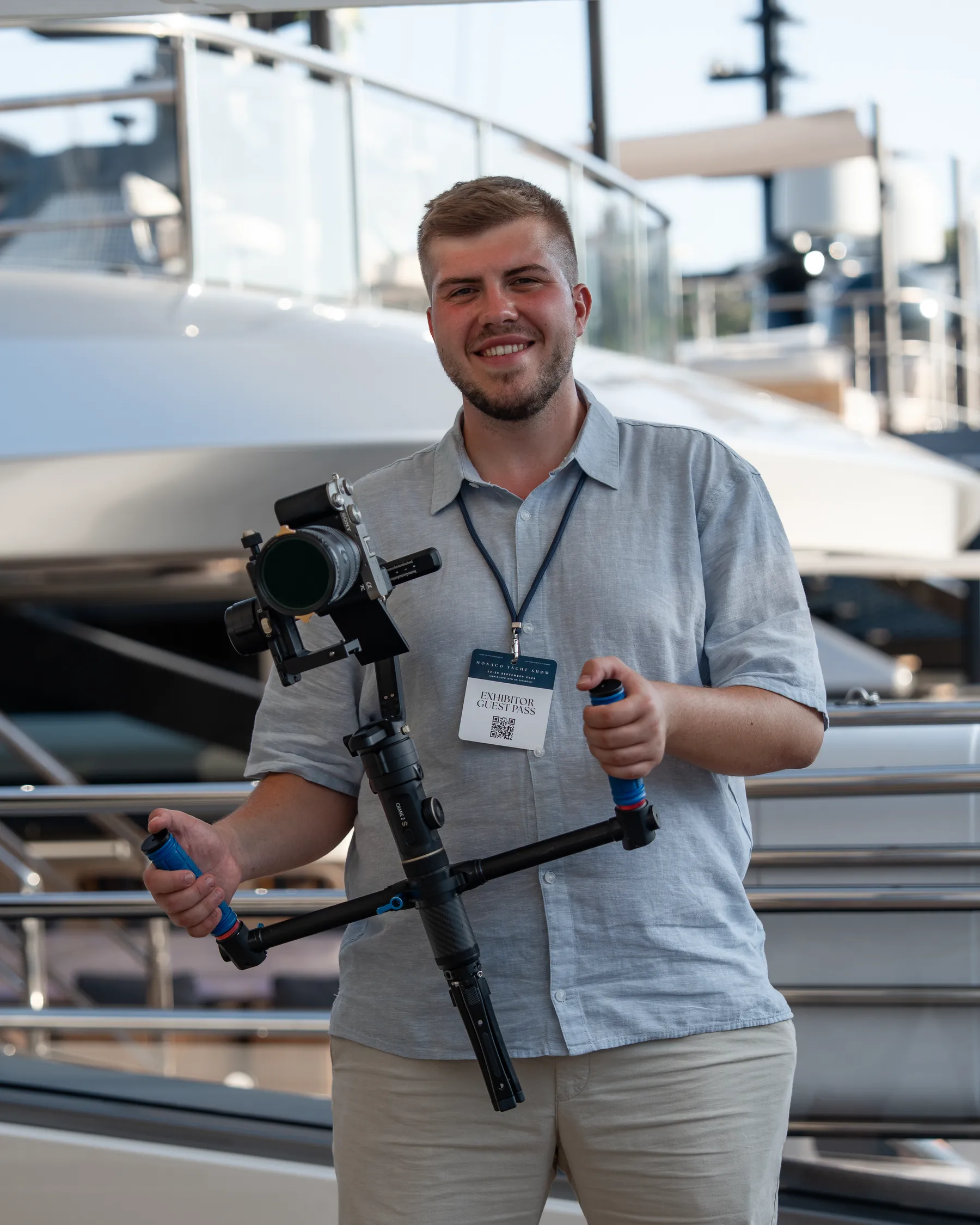 Johannes Hildenberg mit Kamera und Gimbal vor einer Yacht